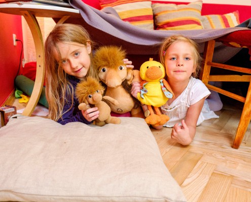 Pressefoto Zwei Mädchen mit Tränchen-Puppen spielend